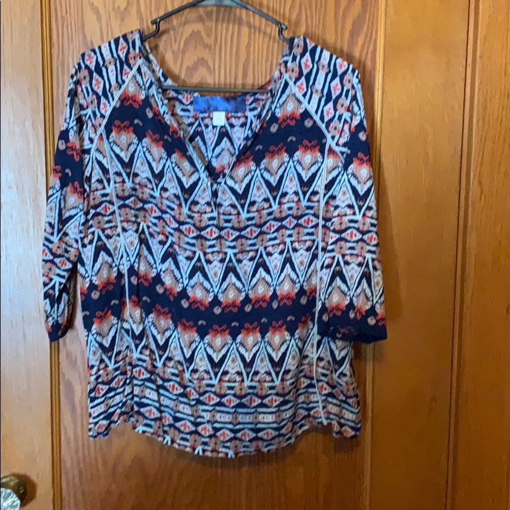 Light weight shirt. Smoke free home.